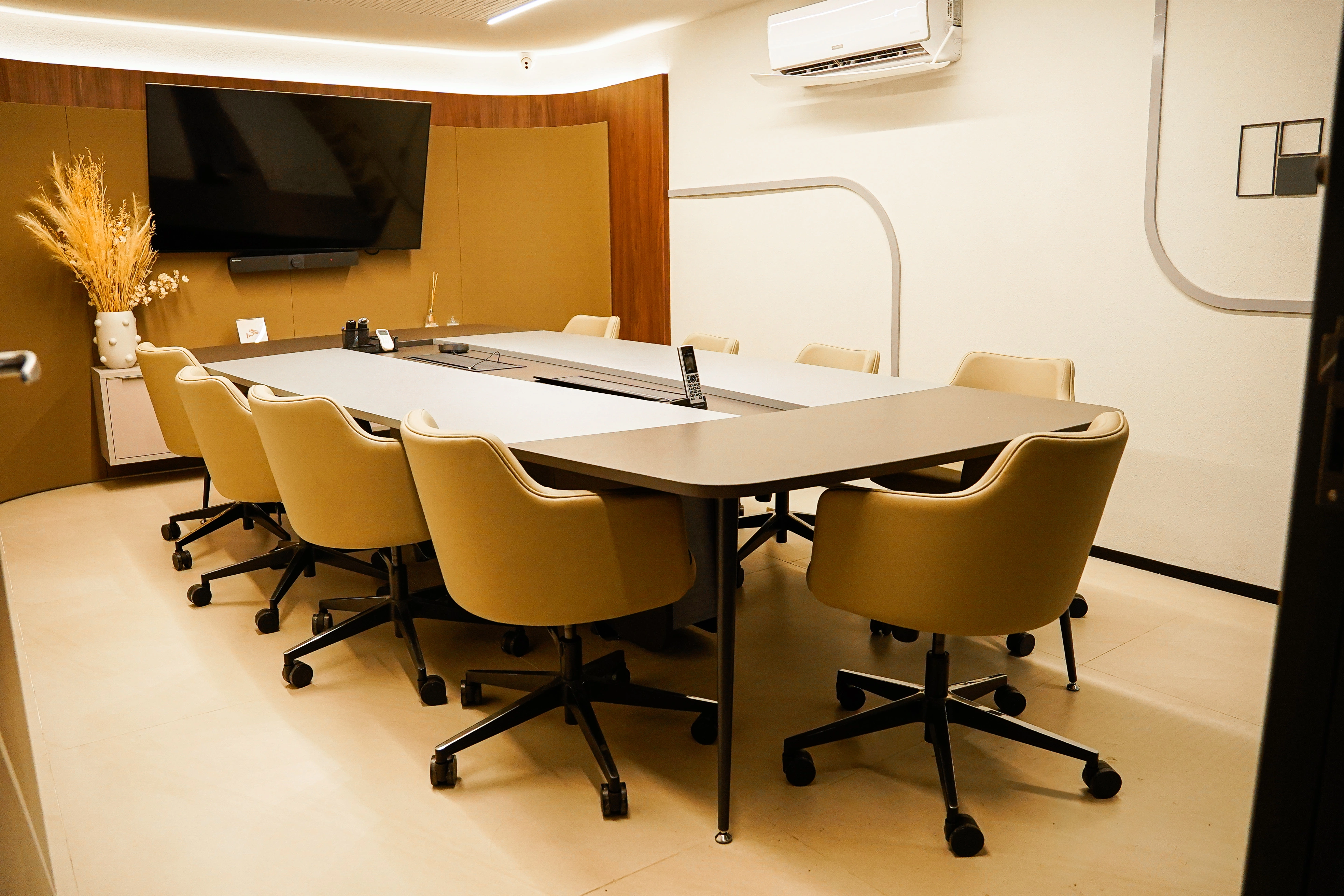 Ambiente corporativo planejado com iluminação e marcenaria sob medida.